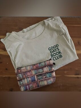 NWT Old Navy Cream Womens "Good Days Book Club" Graphic Tee